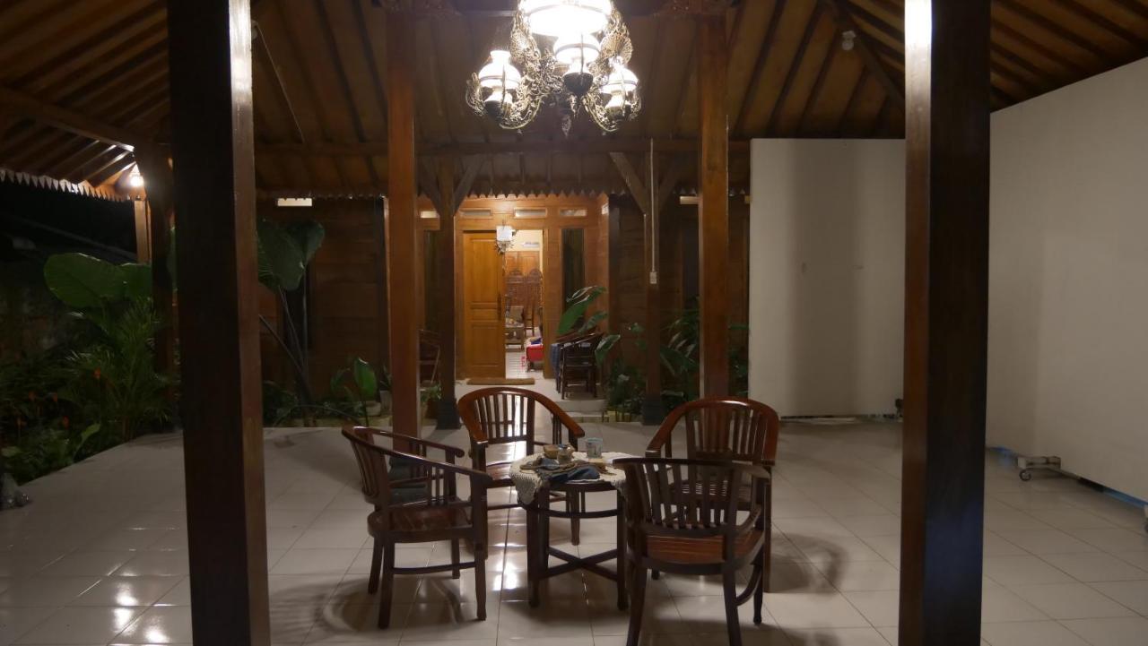 Sanggar Pantcha Indra Guest House Kemuning ภายนอก รูปภาพ