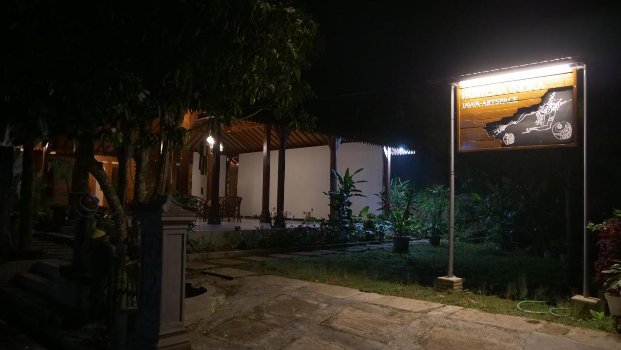 Sanggar Pantcha Indra Guest House Kemuning ภายนอก รูปภาพ